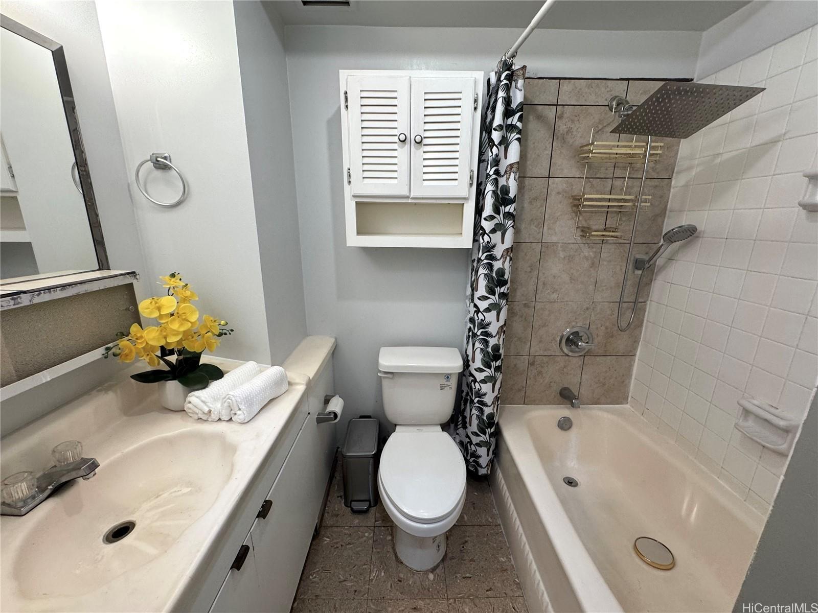 FAIRWAY VILLA condo # 1015, Honolulu, Hawaii - photo 10 of 11