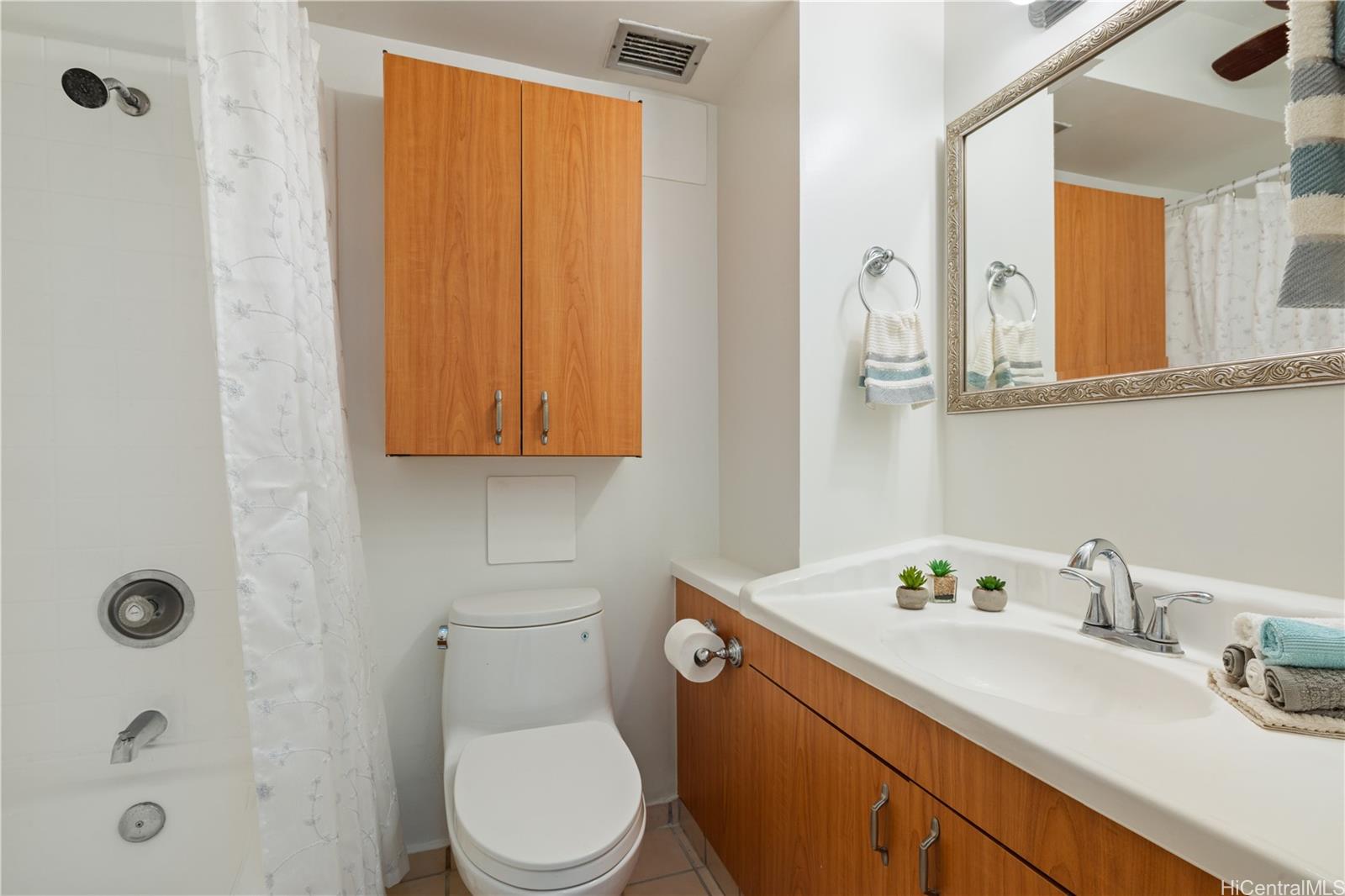 Fairway Villa condo # 2104, Honolulu, Hawaii - photo 7 of 18