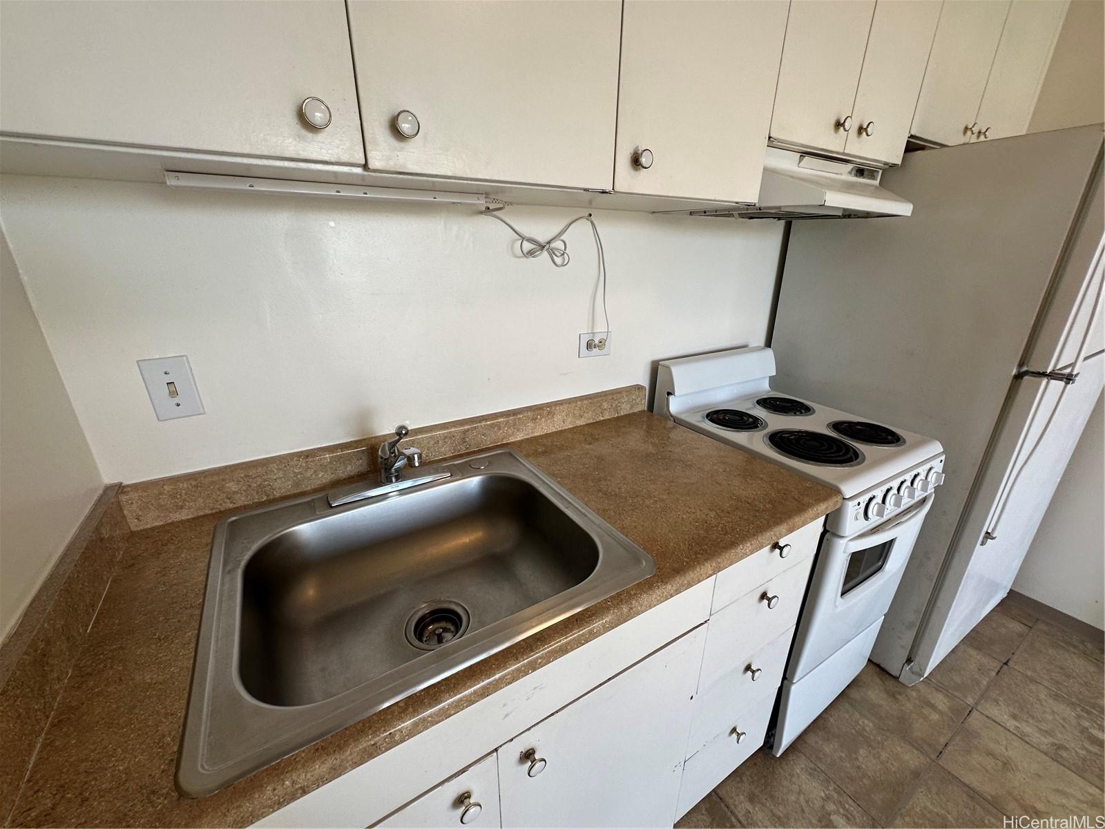 Fairway Villa condo # 2209, Honolulu, Hawaii - photo 4 of 25
