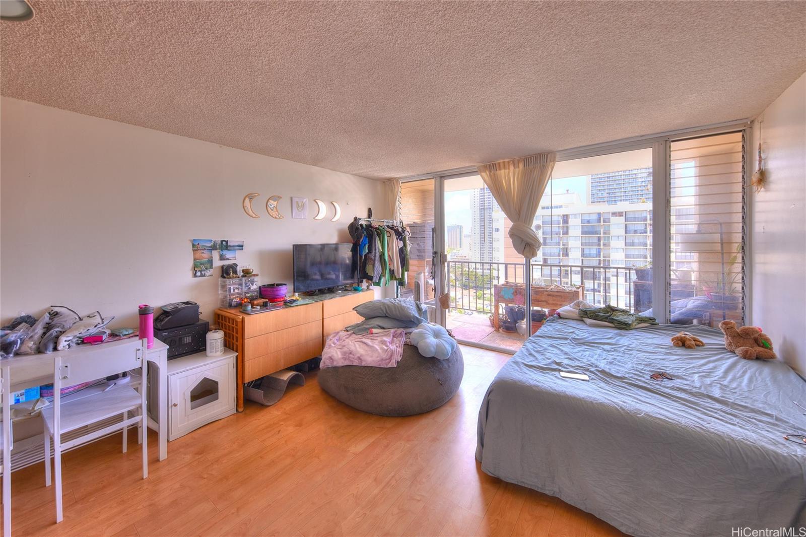 Fairway Villa condo # 2210, Honolulu, Hawaii - photo 4 of 25