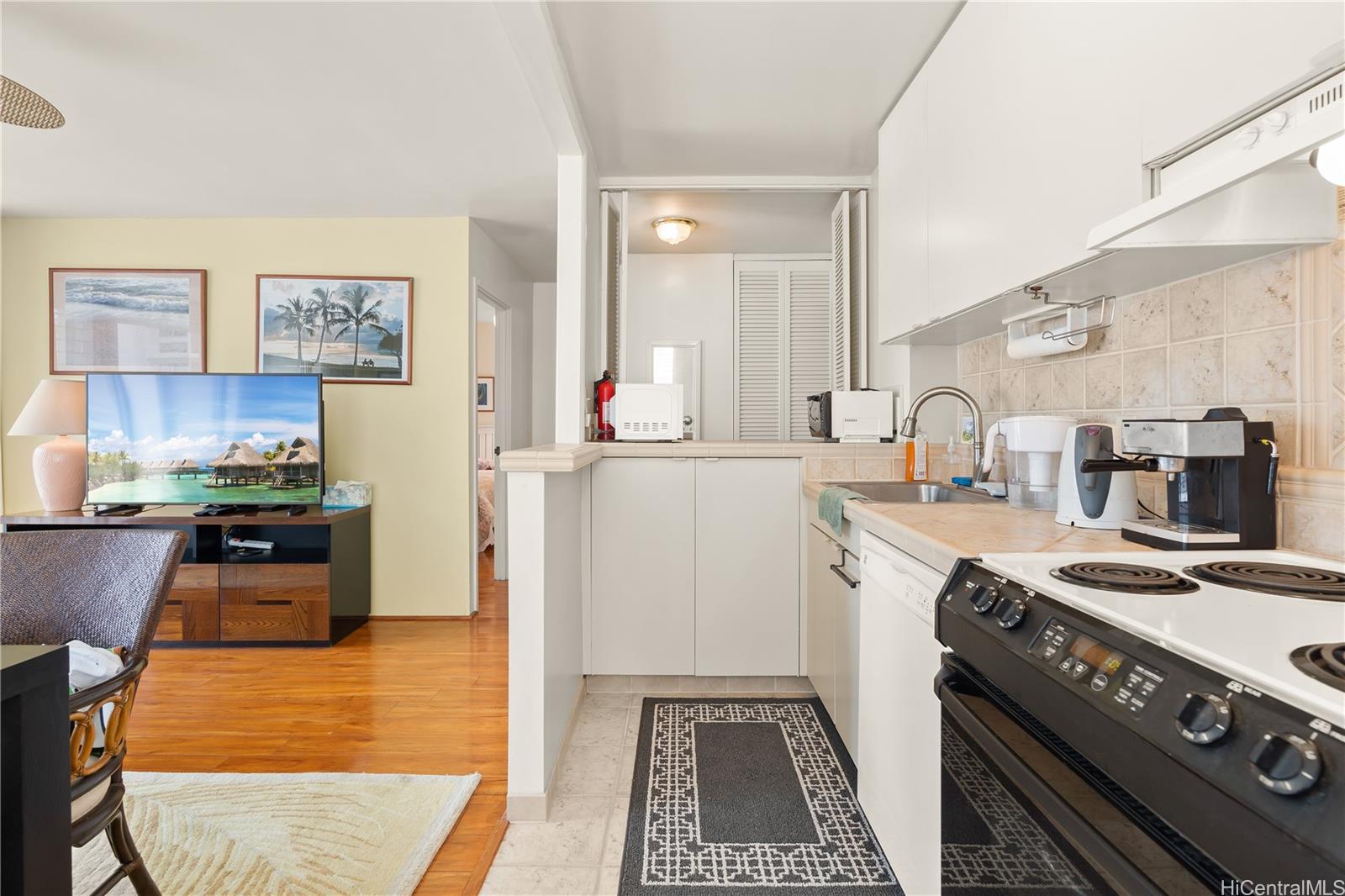 Fairway Villa condo # 802, Honolulu, Hawaii - photo 3 of 23