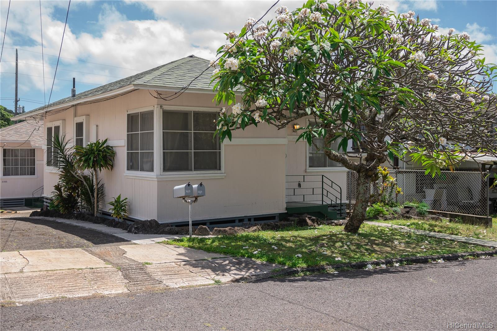 2353  Booth Road Pauoa Valley, Honolulu home - photo 2 of 22
