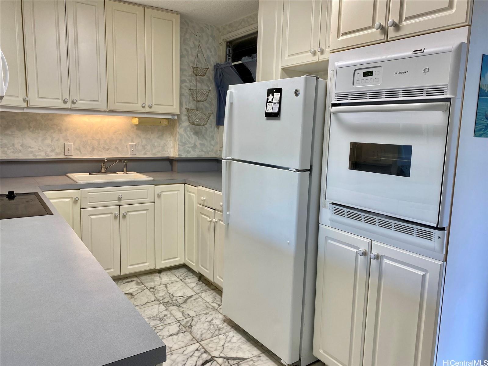 2355 Ala Wai Blvd Honolulu - Rental - photo 4 of 18