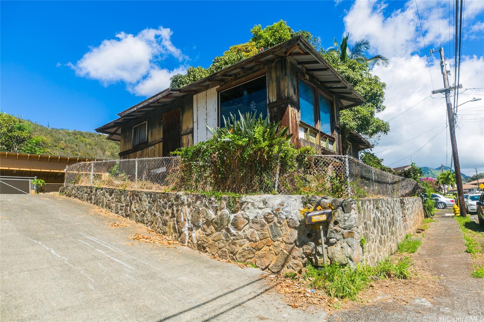 2360  Wilson St Kalihi-upper, Honolulu home - photo 2 of 11