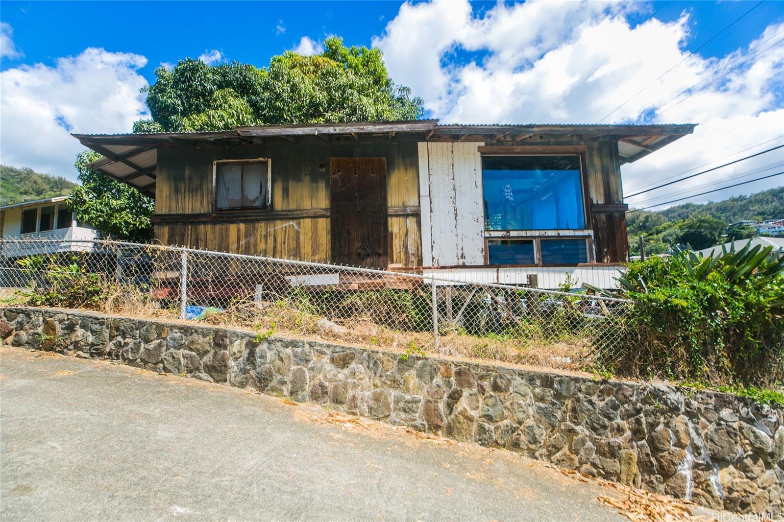 2360  Wilson St Kalihi-upper, Honolulu home - photo 3 of 11