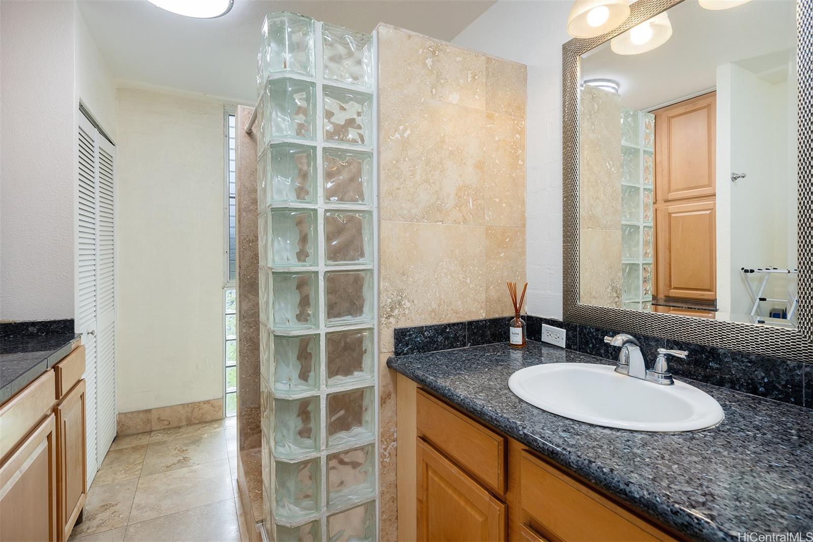 240 Liliuokalani Ave Honolulu - Rental - photo 8 of 14