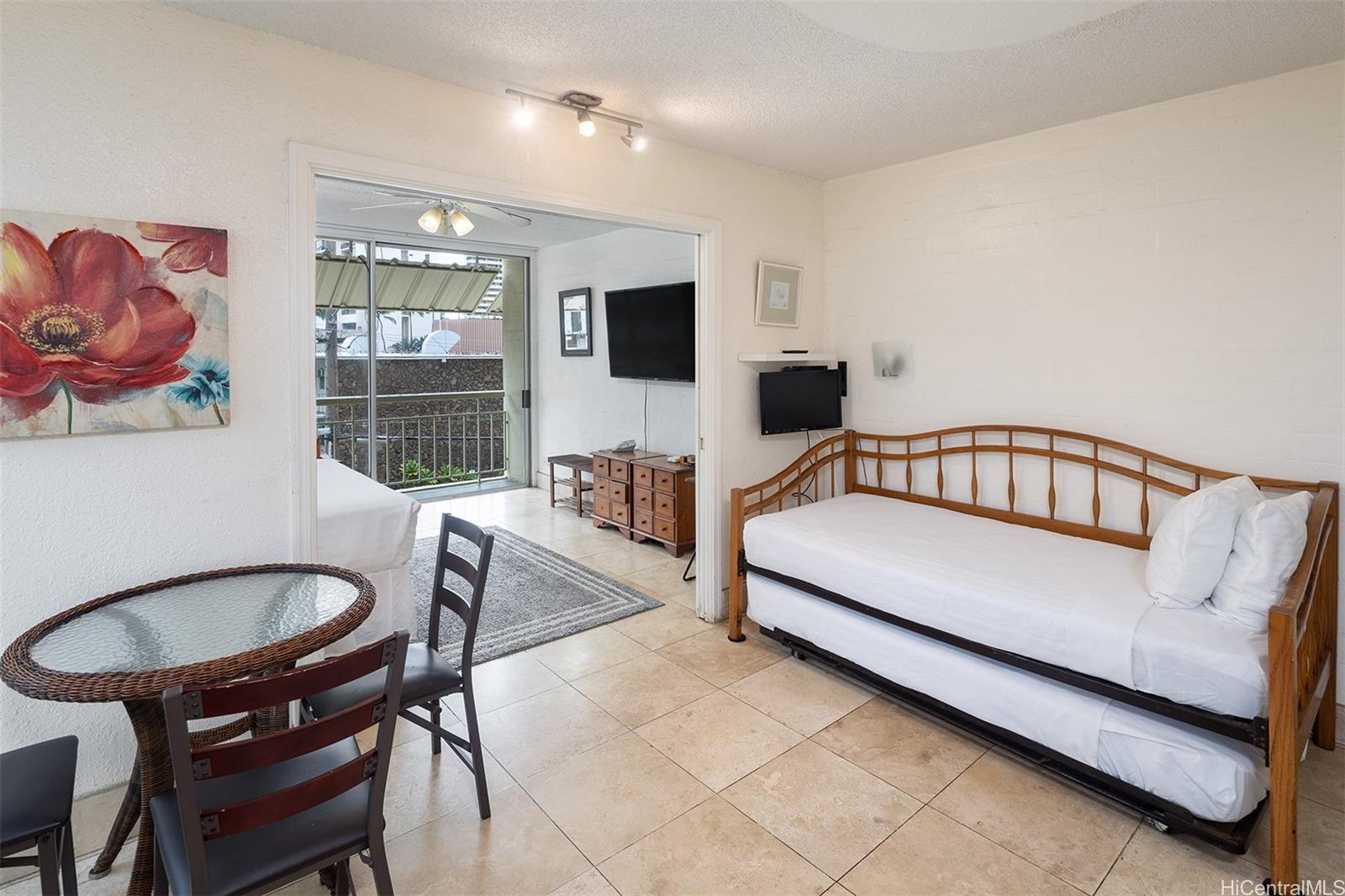 240 Liliuokalani Ave Honolulu - Rental - photo 3 of 11