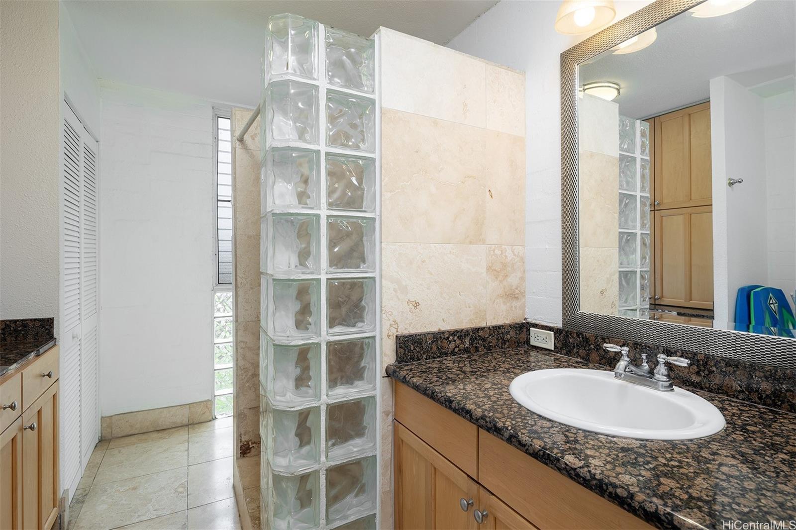 240 Liliuokalani Ave Honolulu - Rental - photo 8 of 11