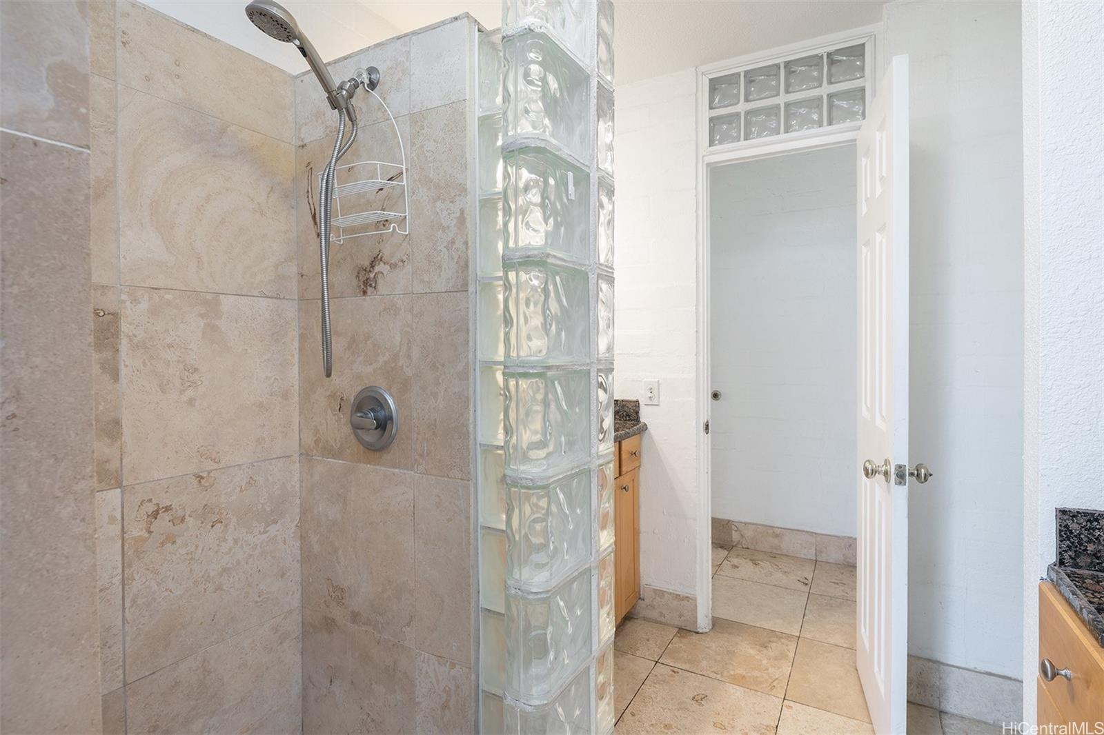 240 Liliuokalani Ave Honolulu - Rental - photo 9 of 11