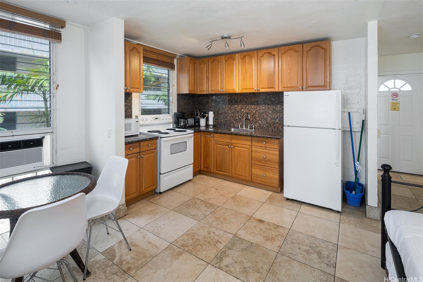 240 Liliuokalani Ave Honolulu - Rental - photo 2 of 11