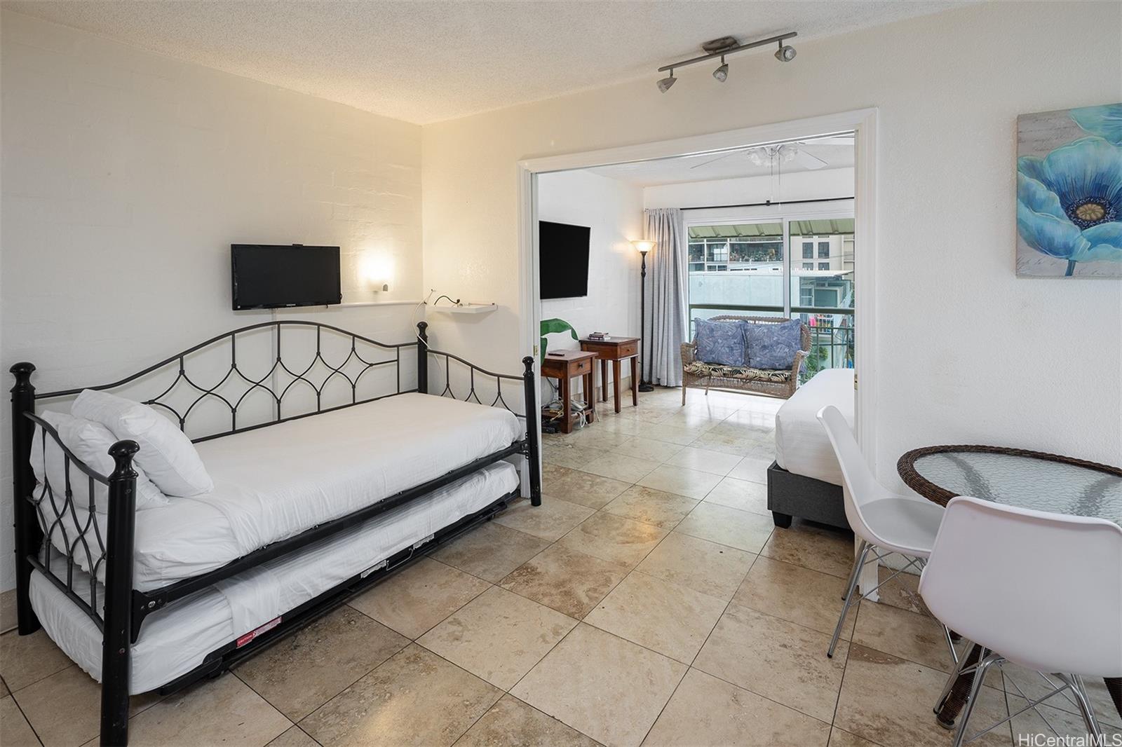 240 Liliuokalani Ave Honolulu - Rental - photo 3 of 11