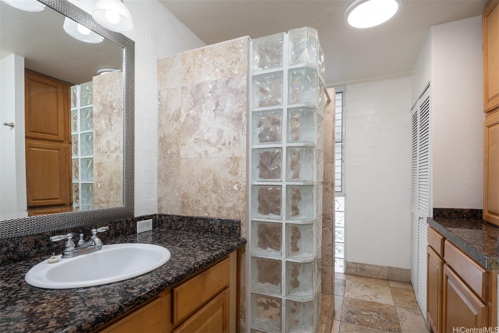 240 Liliuokalani Ave Honolulu - Rental - photo 8 of 11