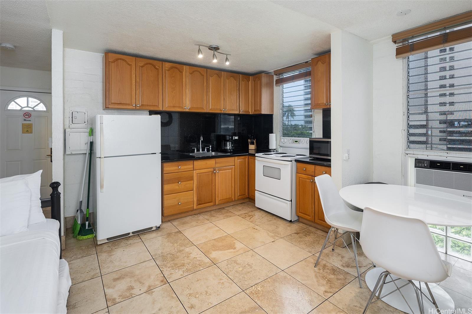 240 Liliuokalani Ave Honolulu - Rental - photo 2 of 11