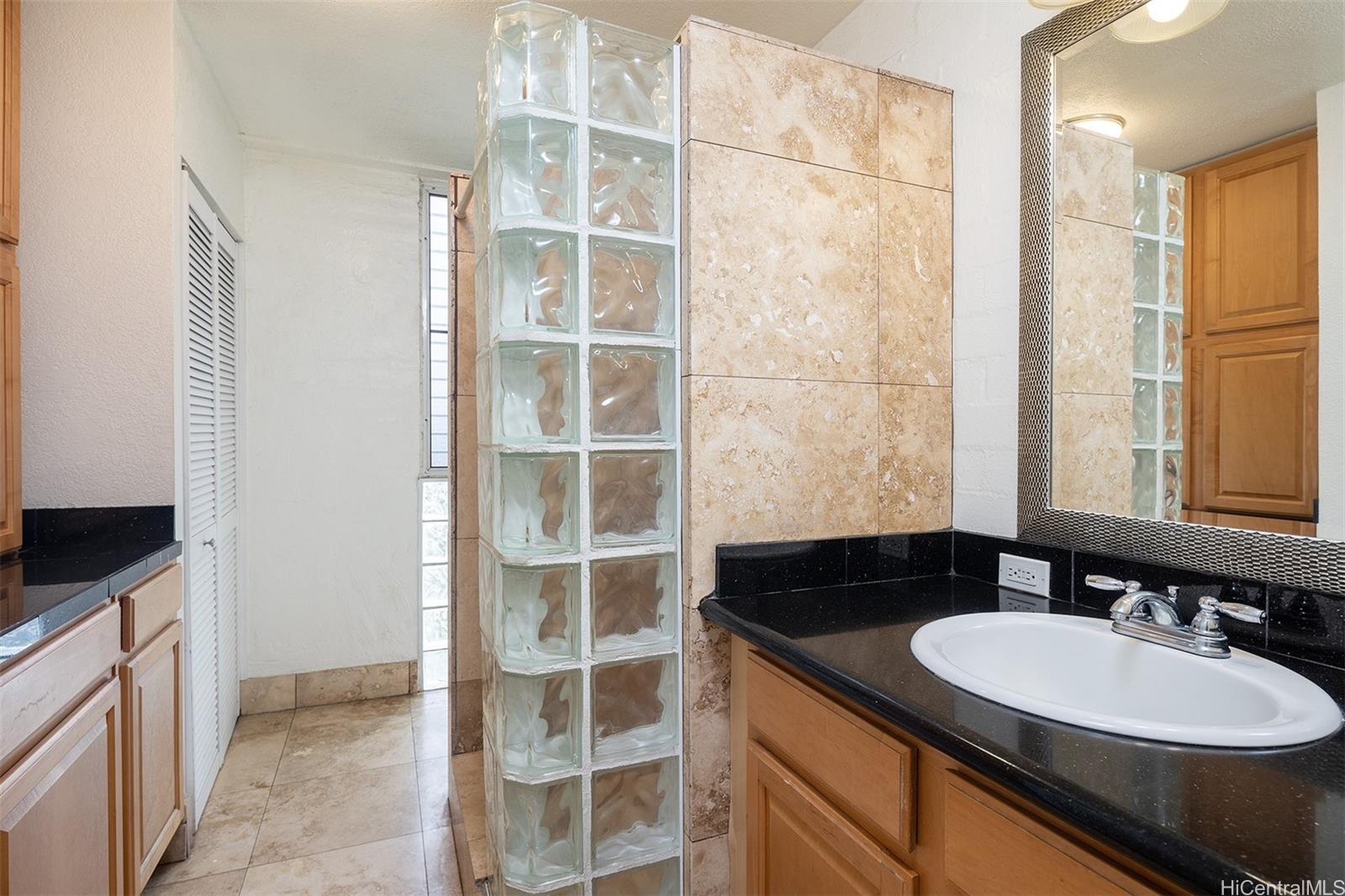 240 Liliuokalani Ave Honolulu - Rental - photo 8 of 11