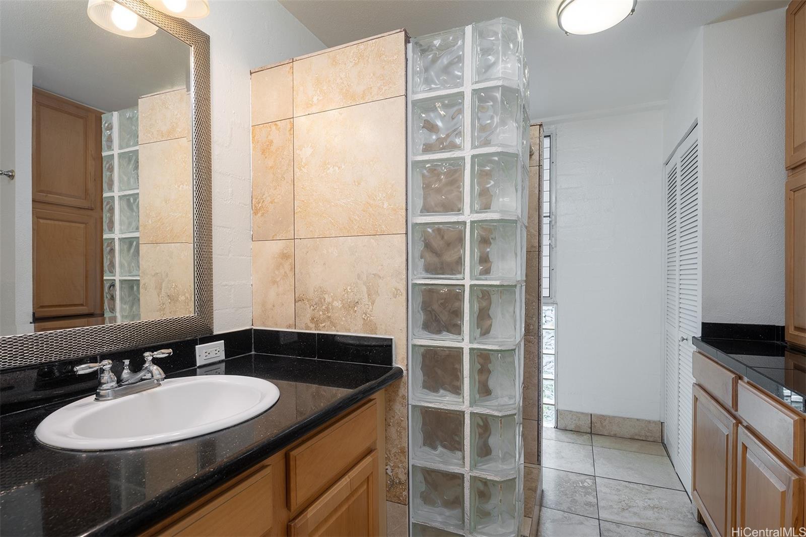 240 Liliuokalani Ave Honolulu - Rental - photo 8 of 11