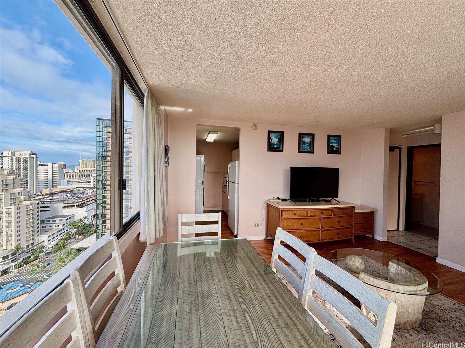 2410 Cleghorn Street Honolulu - Rental - photo 3 of 21