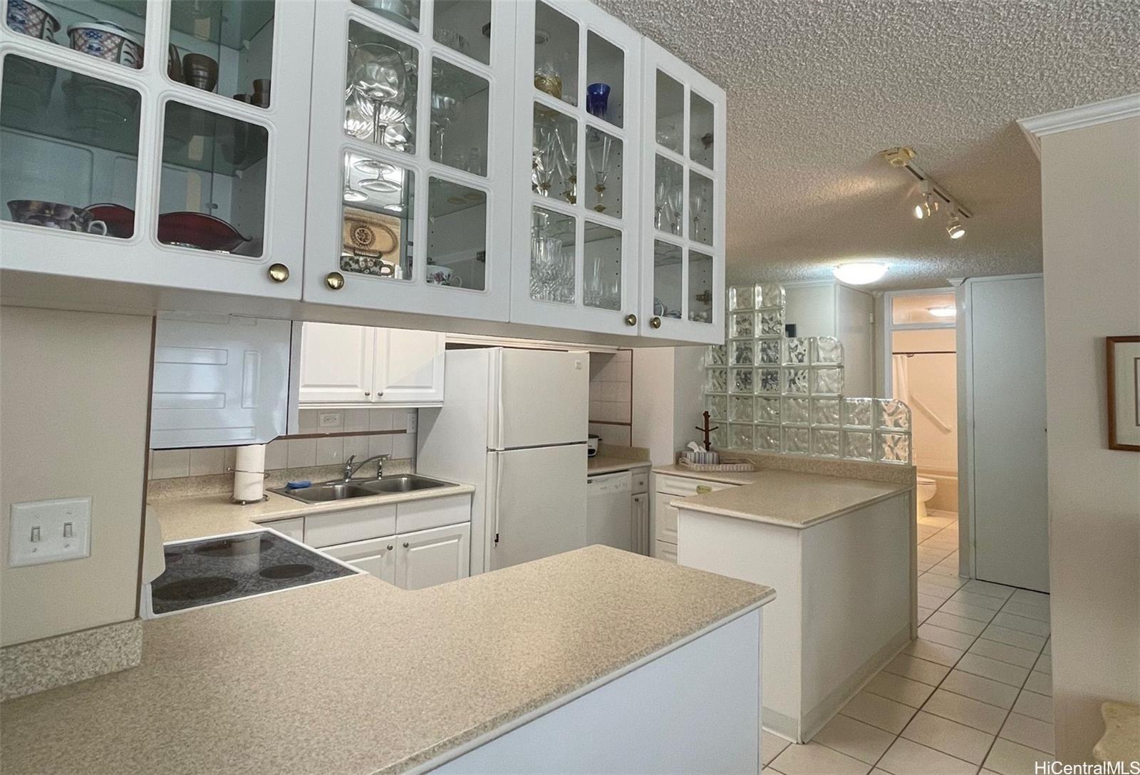 2415 Ala Wai Blvd Honolulu - Rental - photo 4 of 13