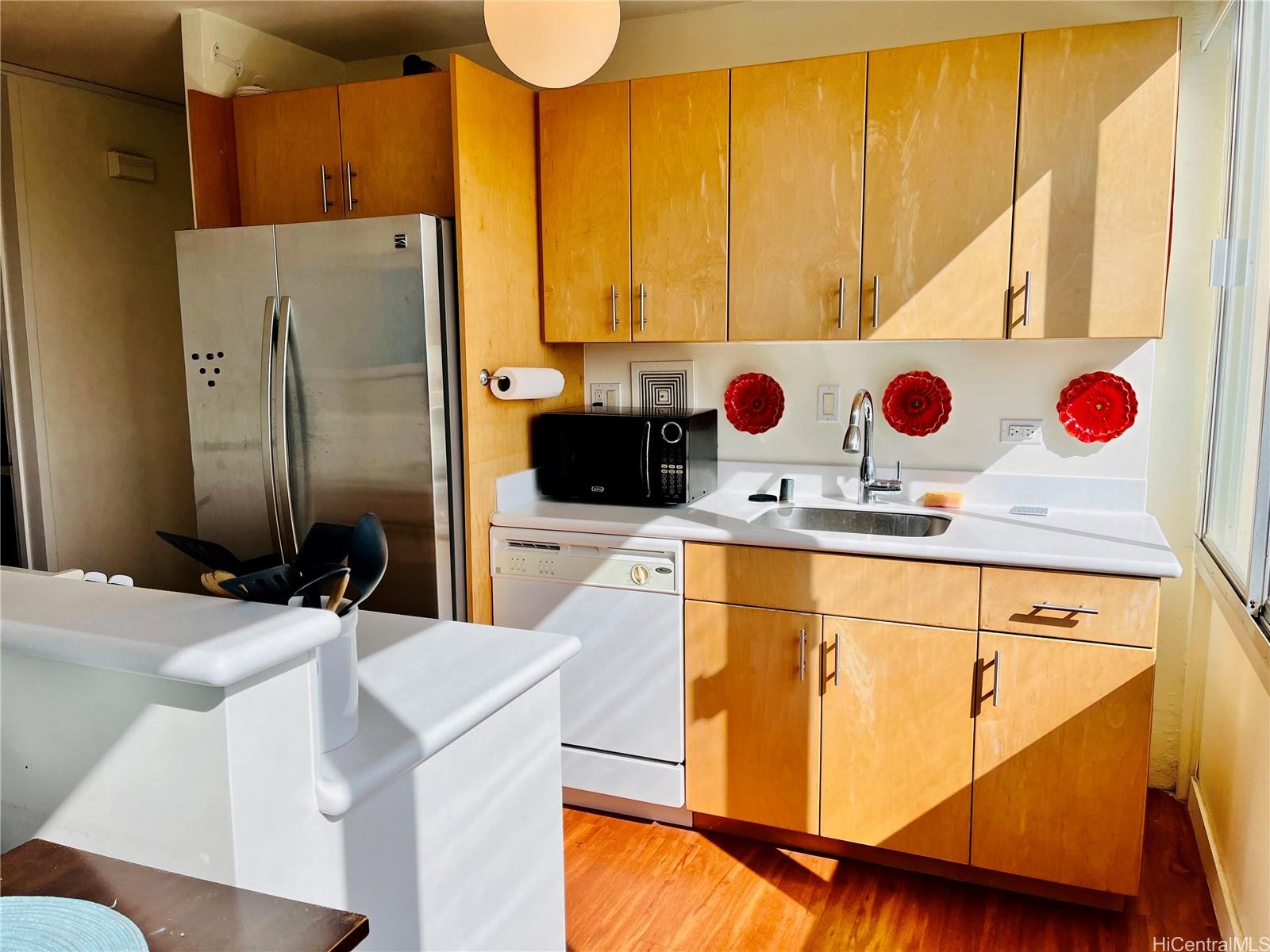 2415 Ala Wai Blvd Honolulu - Rental - photo 4 of 14