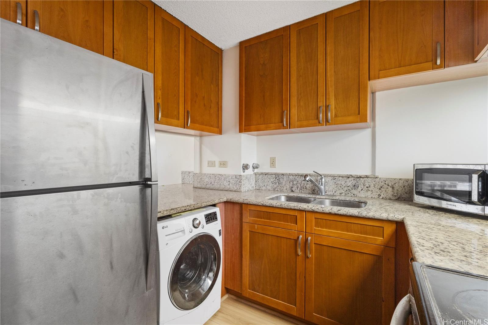 2421 Ala Wai Blvd Honolulu - Rental - photo 6 of 22