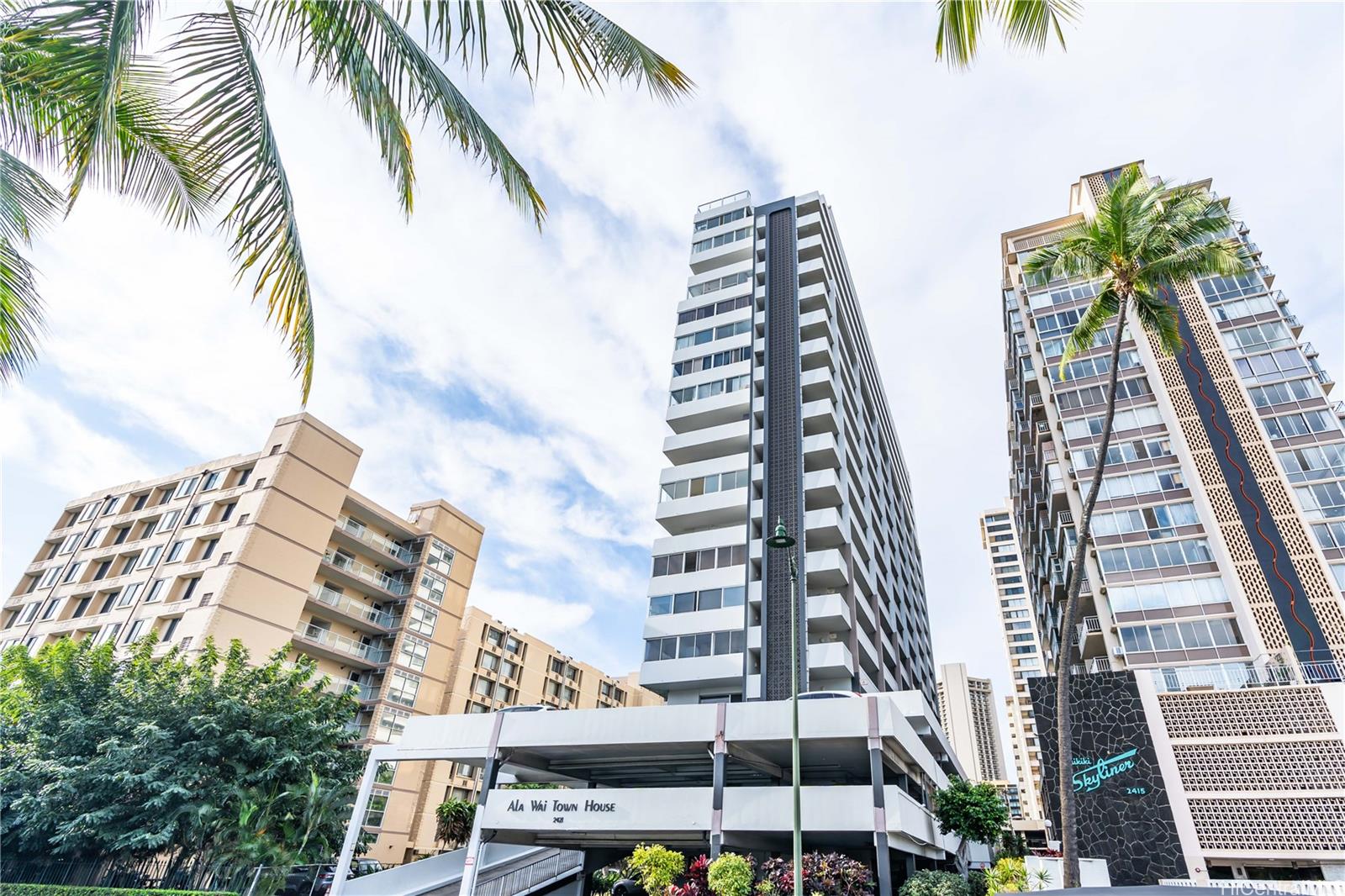 Ala Wai Townhouse condo # 902, Honolulu, Hawaii - photo 3 of 16