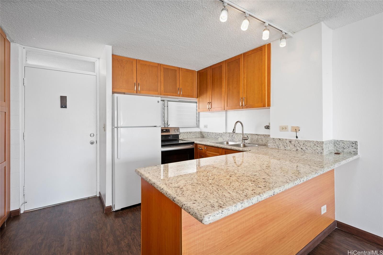 2421 Ala Wai Blvd Honolulu - Rental - photo 2 of 20