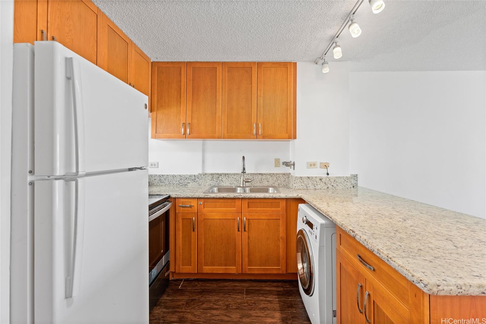 2421 Ala Wai Blvd Honolulu - Rental - photo 3 of 20