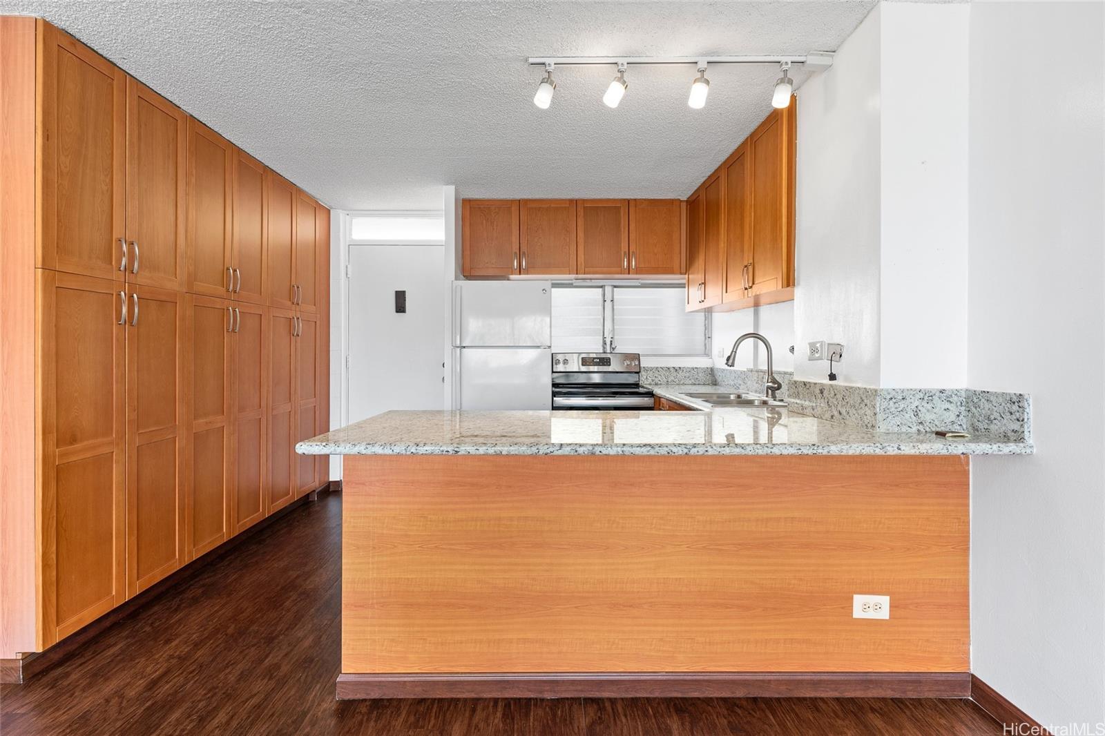 2421 Ala Wai Blvd Honolulu - Rental - photo 6 of 20