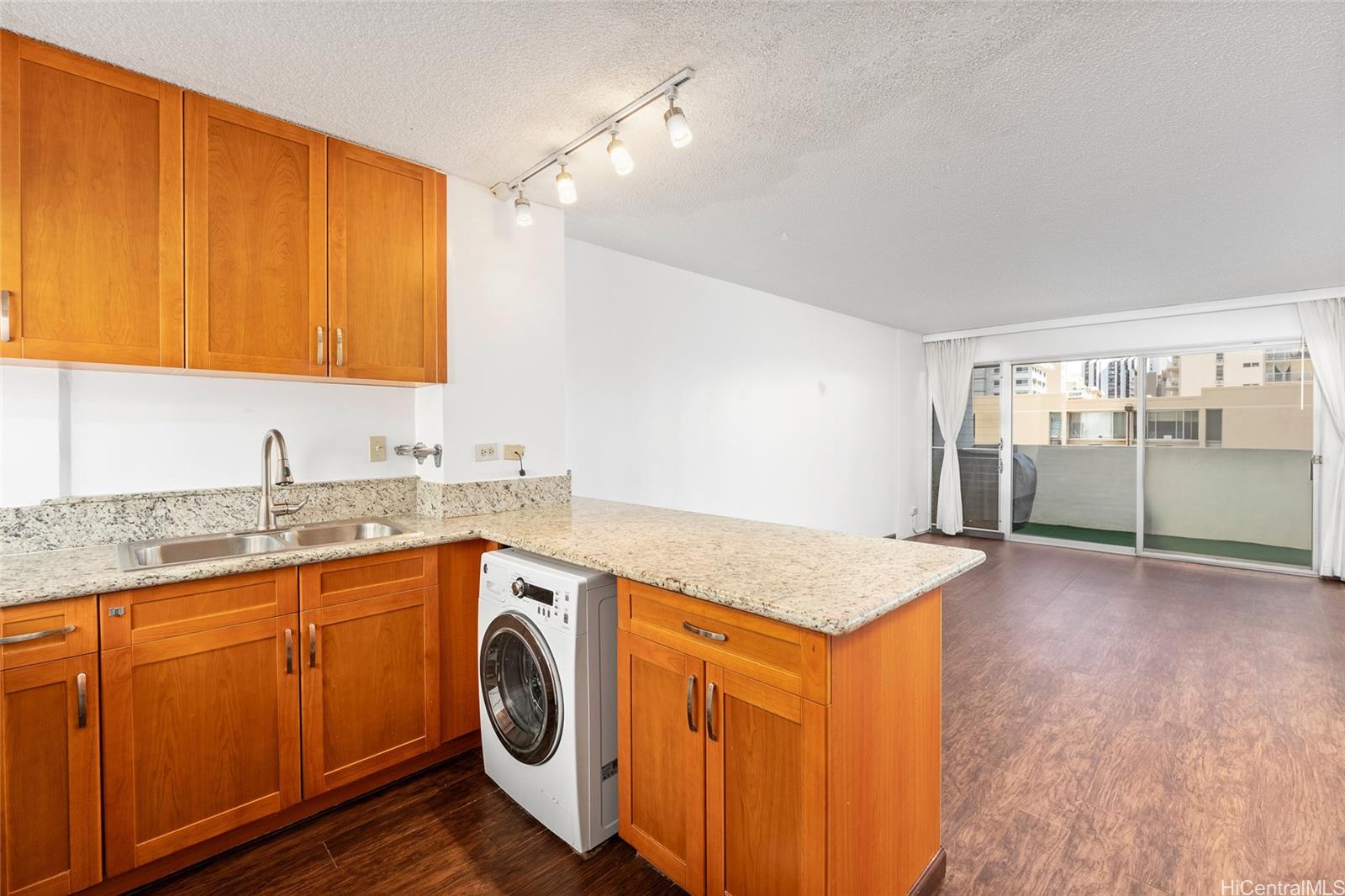 2421 Ala Wai Blvd Honolulu - Rental - photo 9 of 20