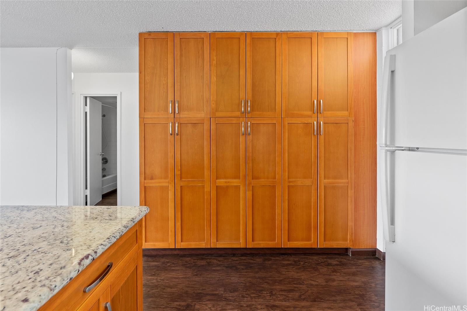 2421 Ala Wai Blvd Honolulu - Rental - photo 10 of 20