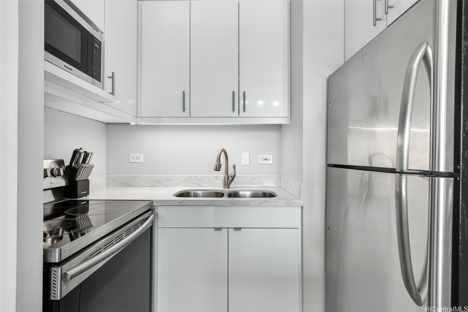 Ala Wai Townhouse condo # PH2, Honolulu, Hawaii - photo 5 of 23