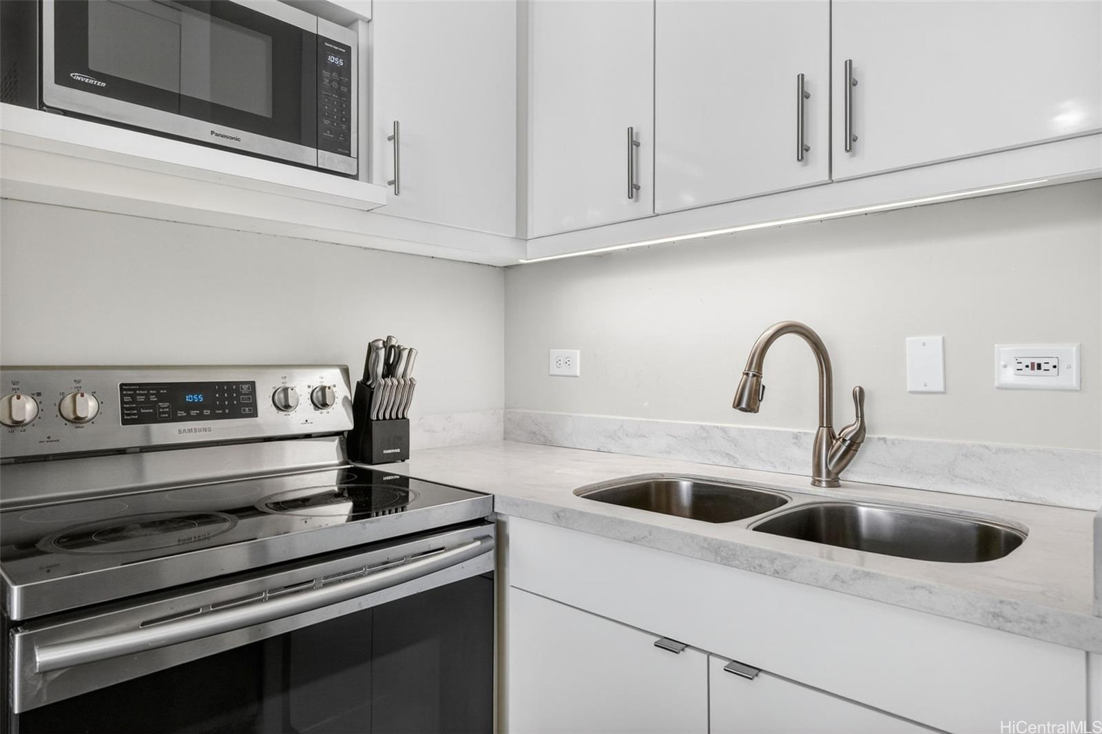 Ala Wai Townhouse condo # PH2, Honolulu, Hawaii - photo 6 of 23