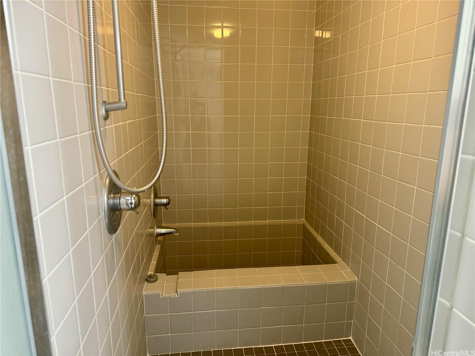 2440 Kuhio Ave Honolulu - Rental - photo 6 of 24