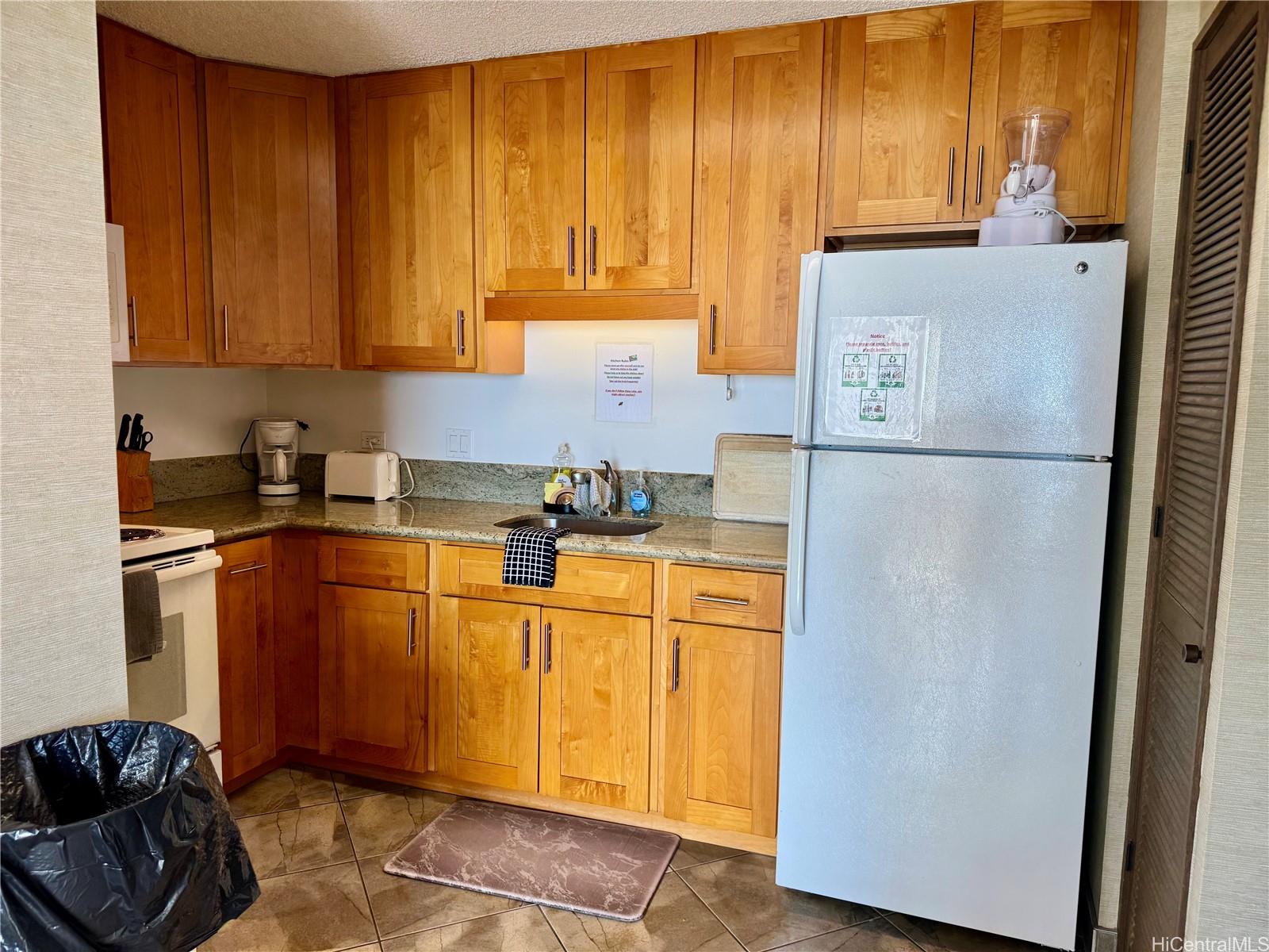 2440 Kuhio Ave Honolulu - Rental - photo 2 of 24