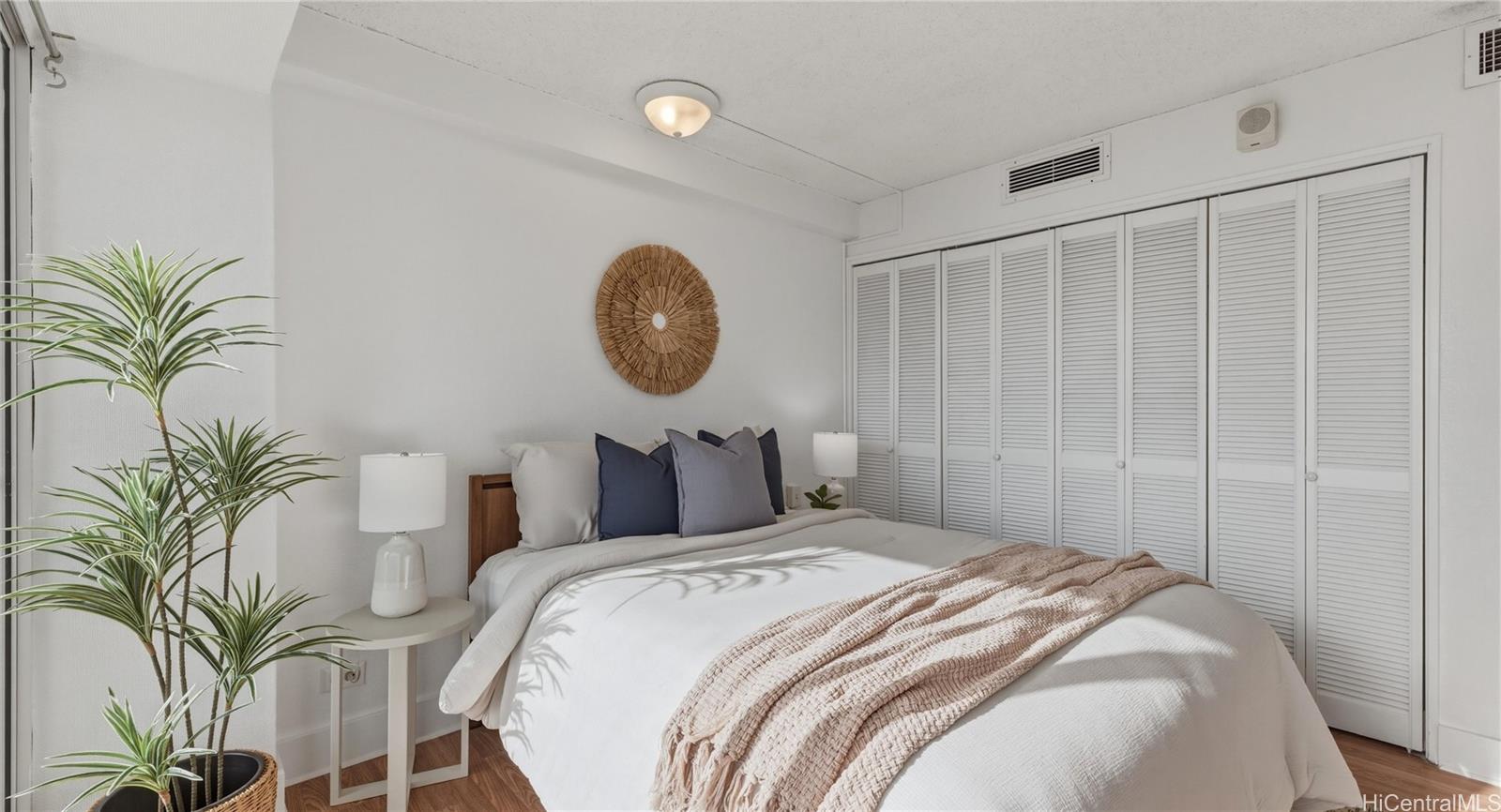 Waikiki Park Hgts condo # 2001, Honolulu, Hawaii - photo 11 of 25