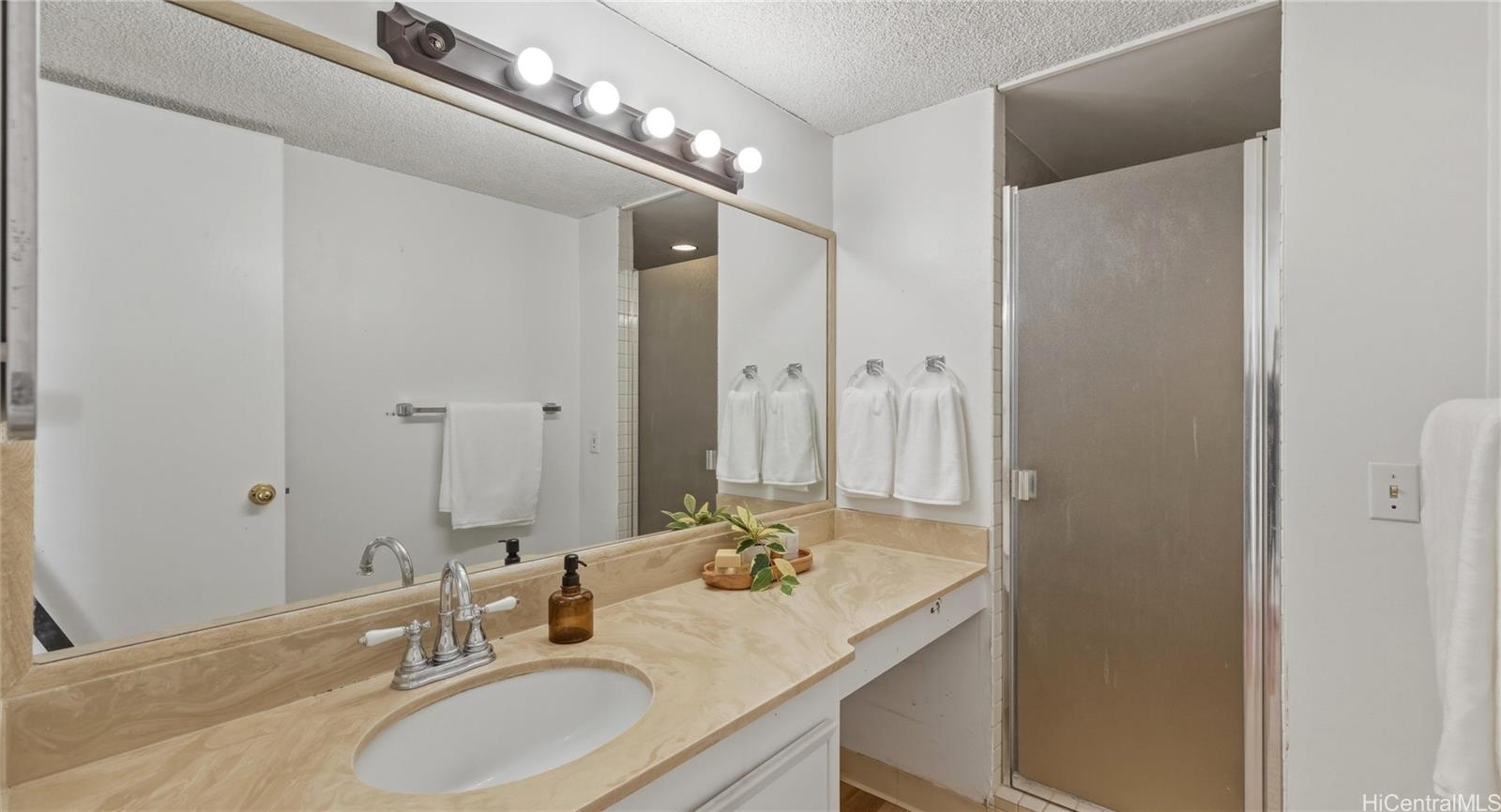 Waikiki Park Hgts condo # 2001, Honolulu, Hawaii - photo 17 of 25