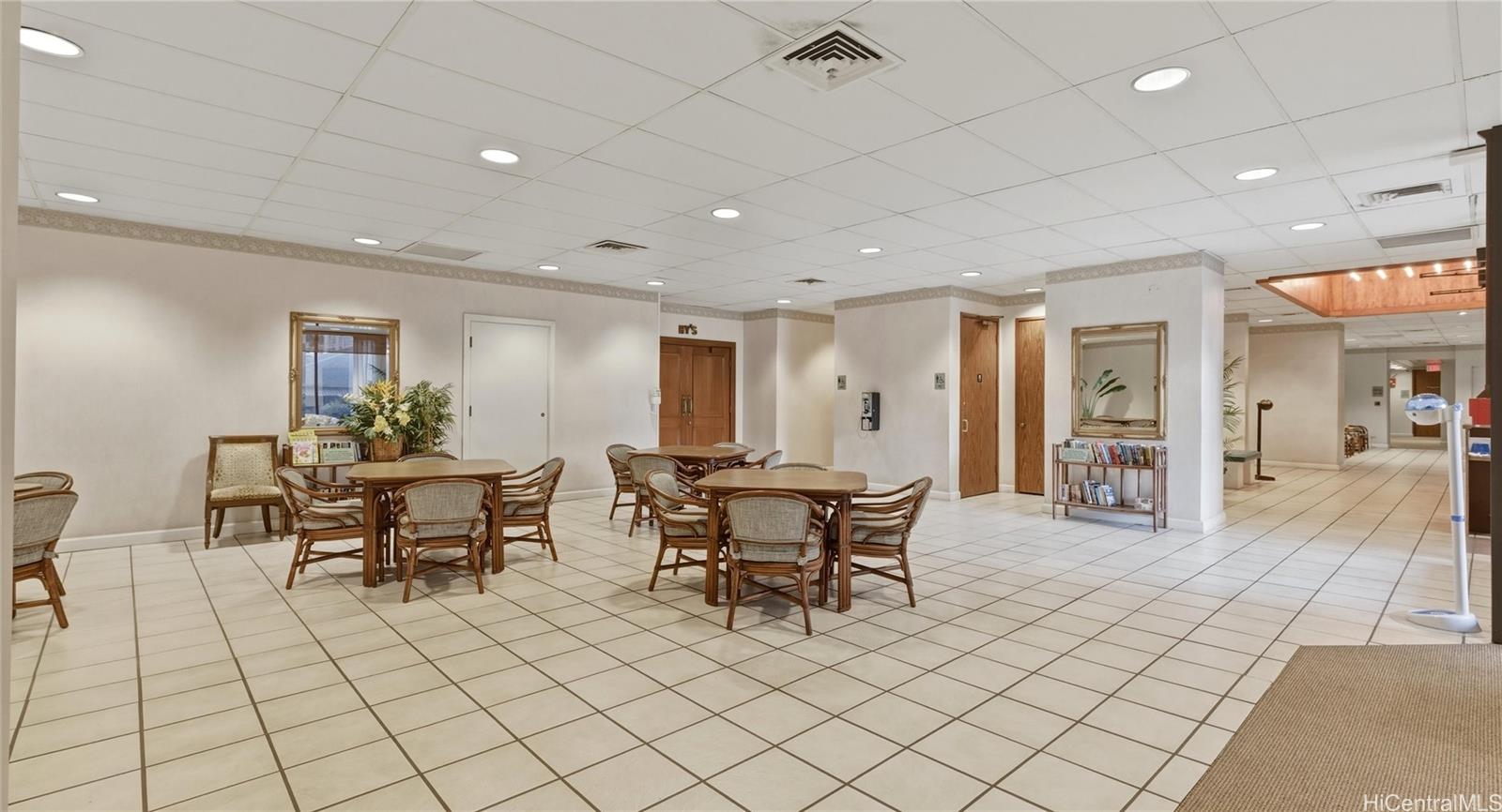 Waikiki Park Hgts condo # 2001, Honolulu, Hawaii - photo 24 of 25