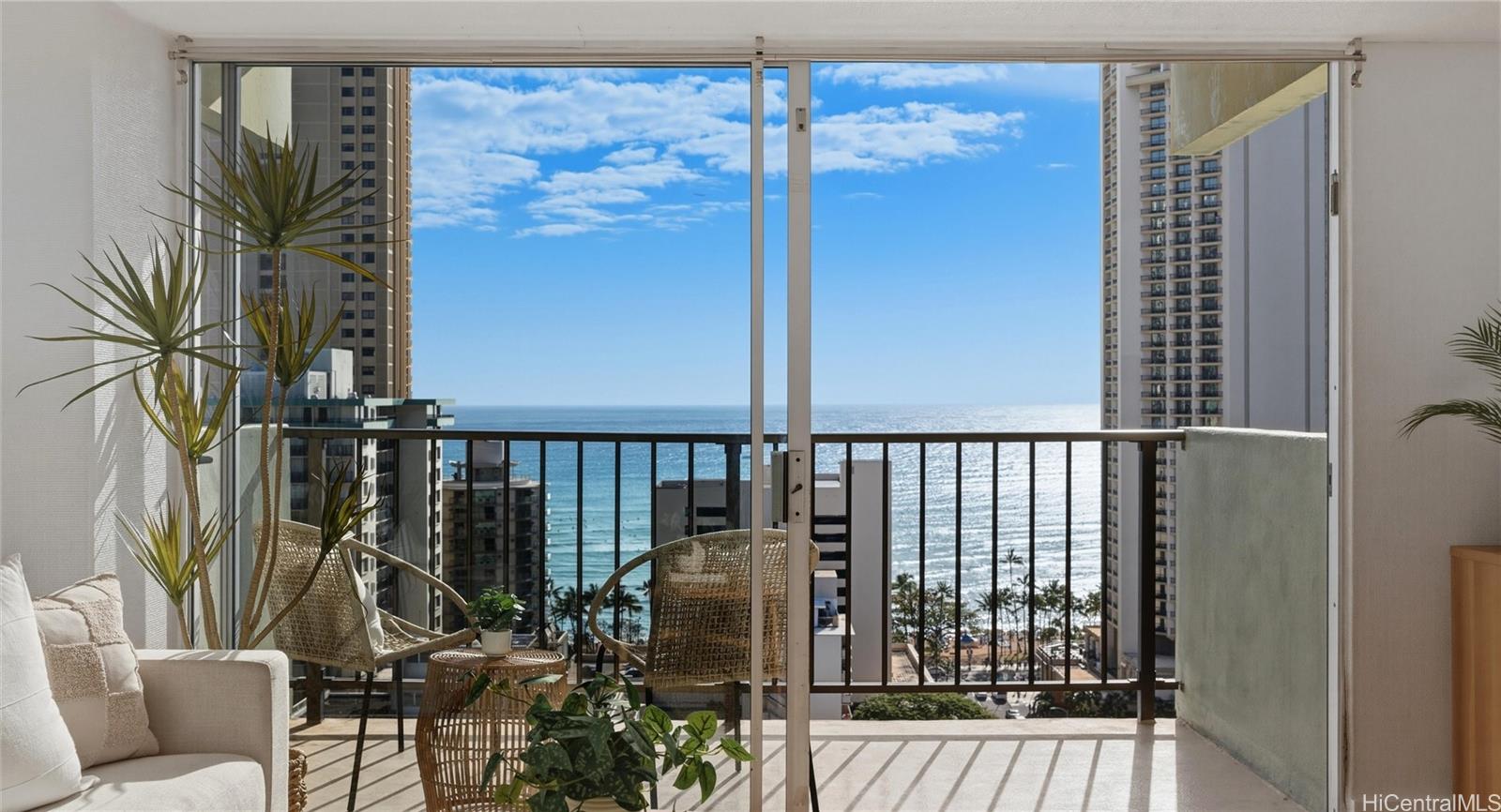 Waikiki Park Hgts condo # 2001, Honolulu, Hawaii - photo 4 of 25