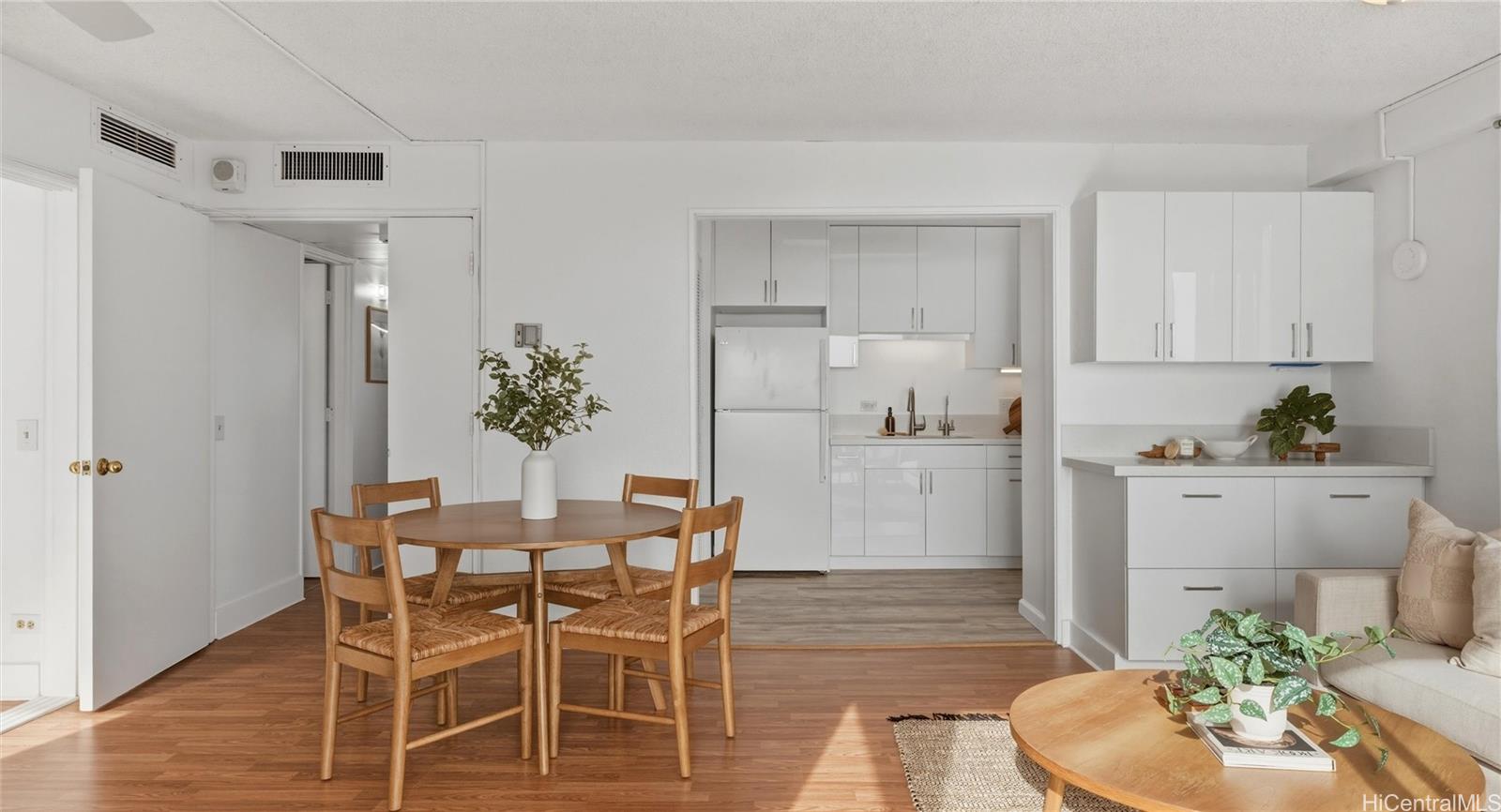 Waikiki Park Hgts condo # 2001, Honolulu, Hawaii - photo 7 of 25