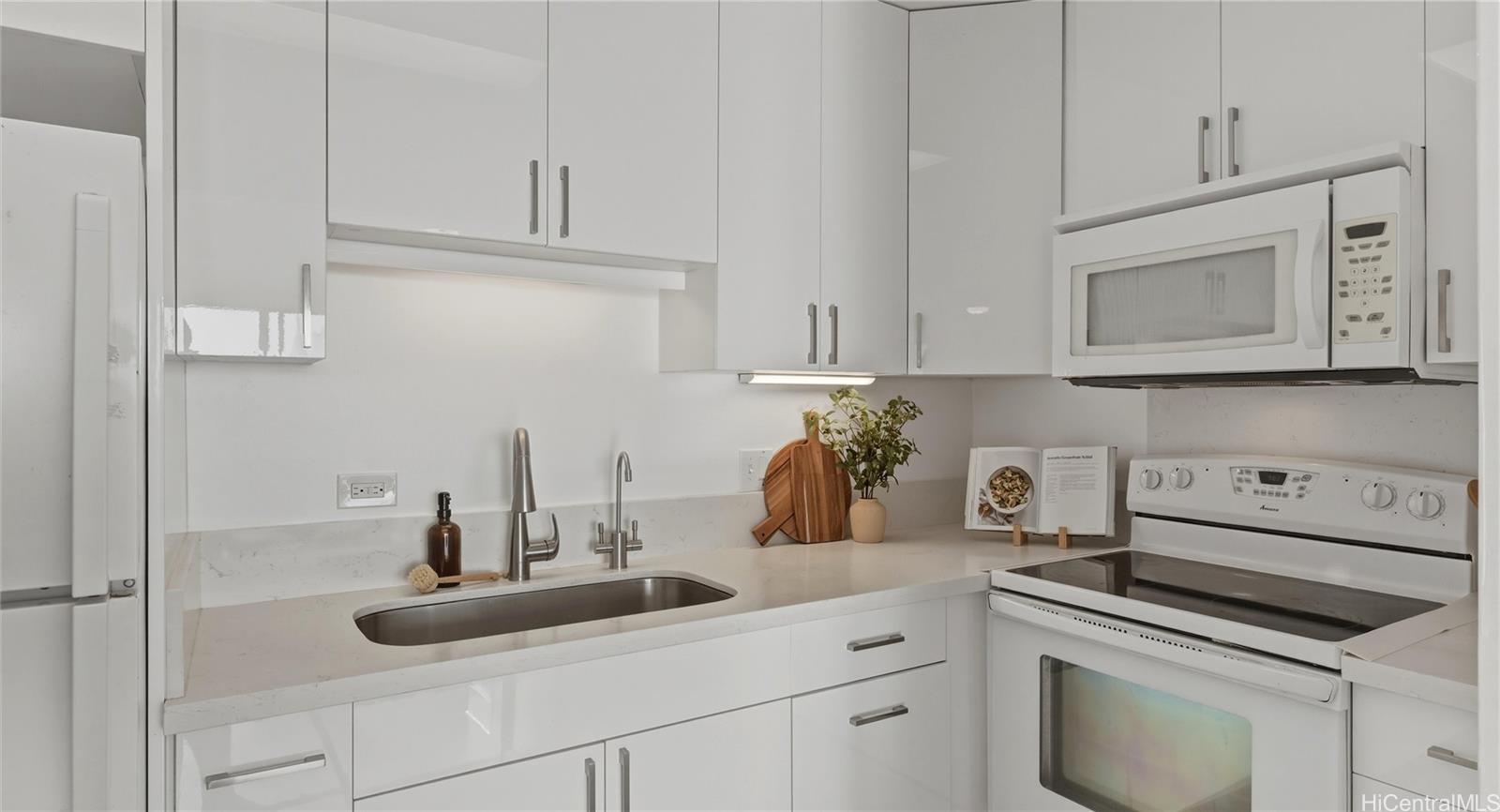 Waikiki Park Hgts condo # 2001, Honolulu, Hawaii - photo 8 of 25