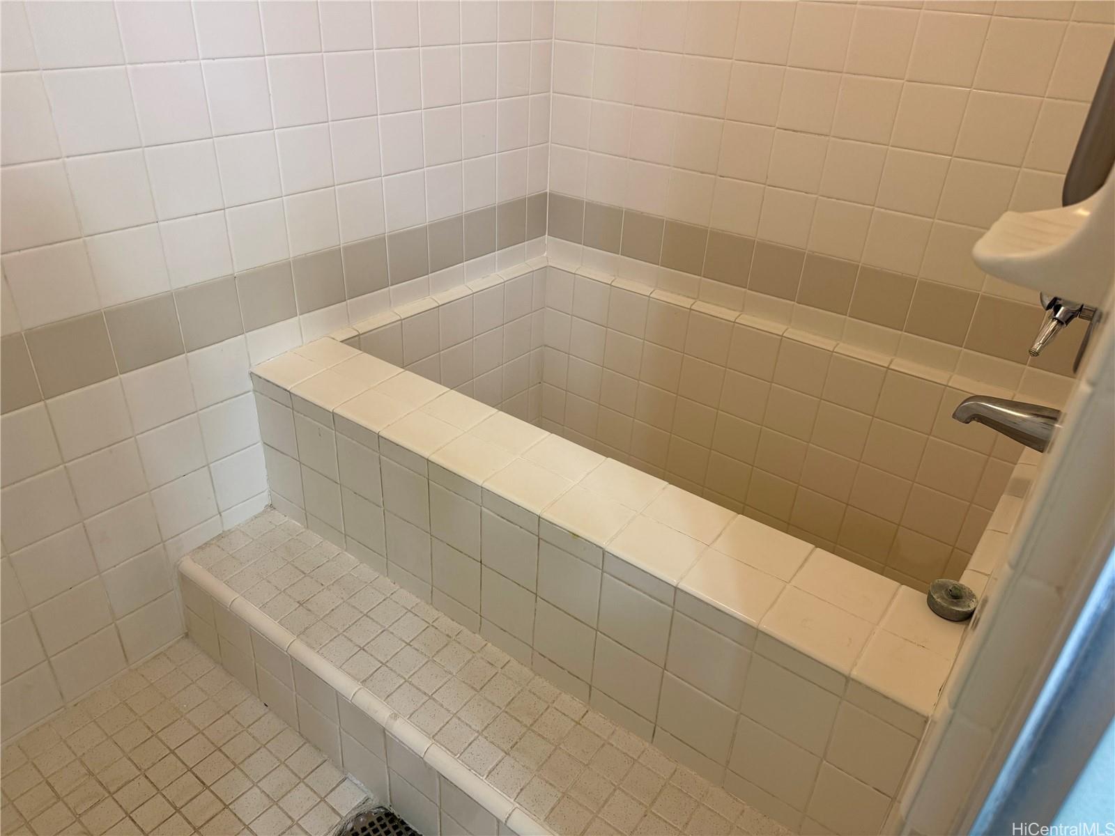 2440 Kuhio Ave Honolulu - Rental - photo 12 of 25