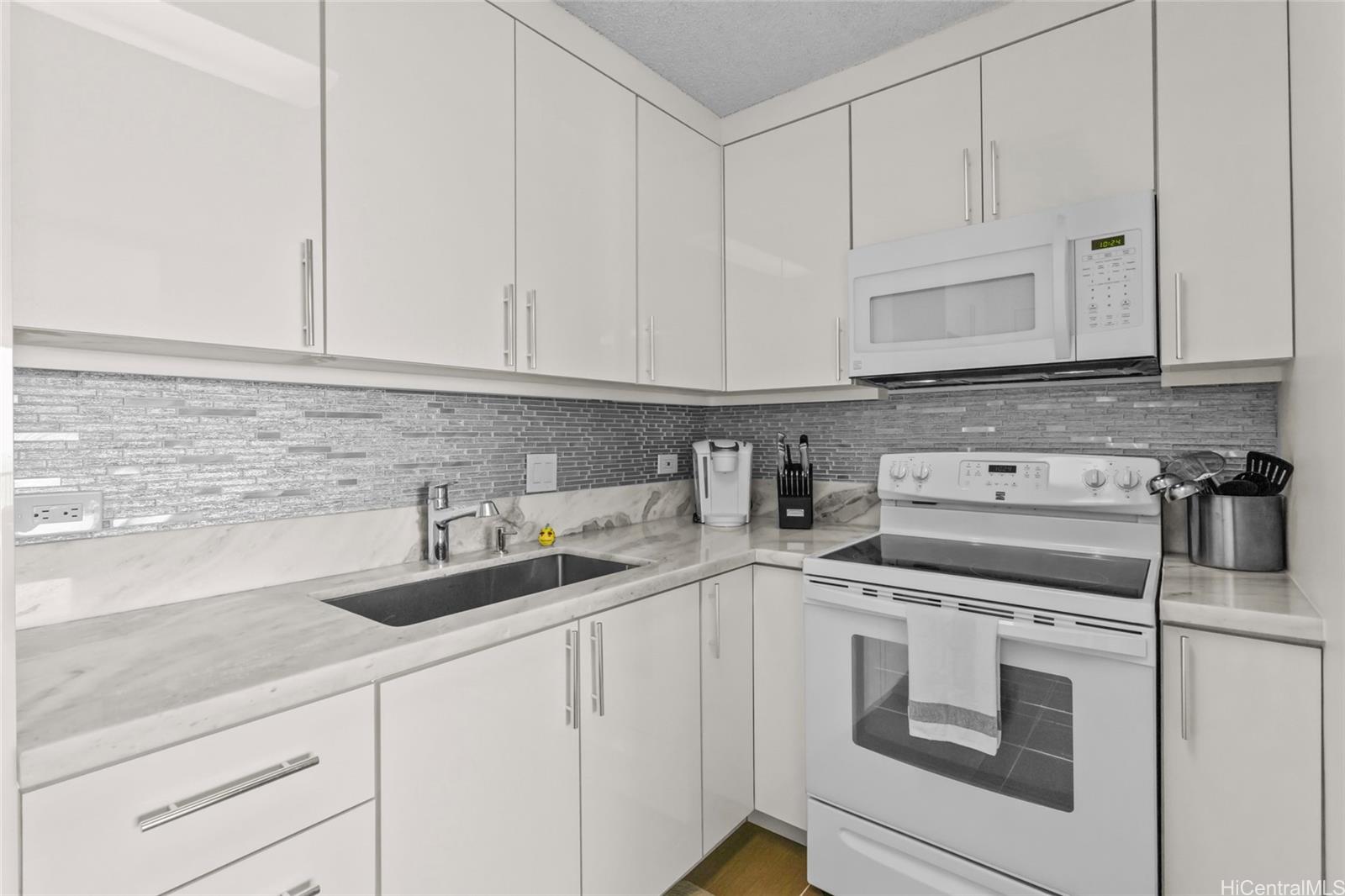 Waikiki Park Hgts condo # 2201, Honolulu, Hawaii - photo 6 of 16