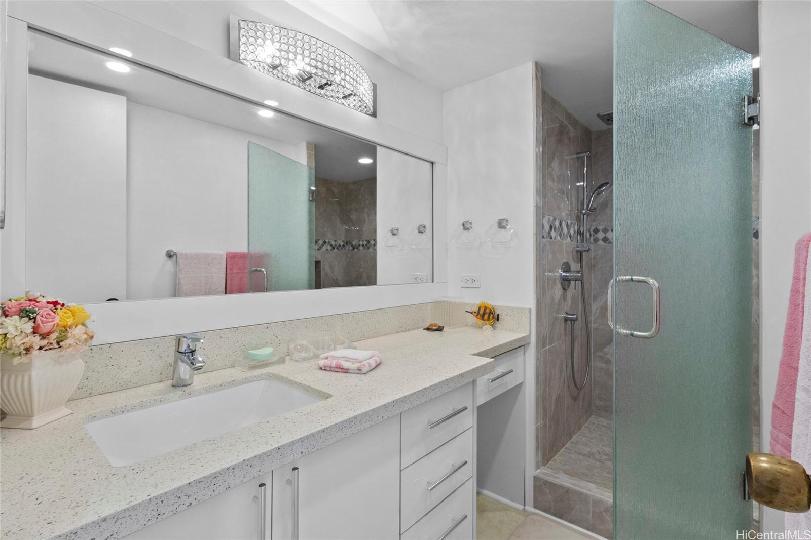 Waikiki Park Hgts condo # 2201, Honolulu, Hawaii - photo 8 of 16