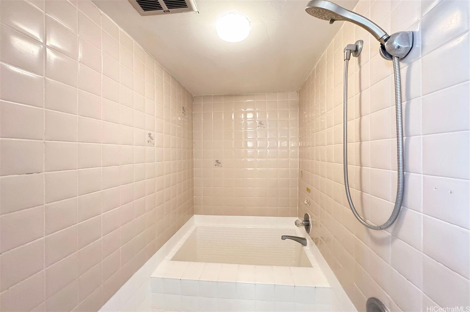 2440 Kuhio Ave Honolulu - Rental - photo 11 of 21