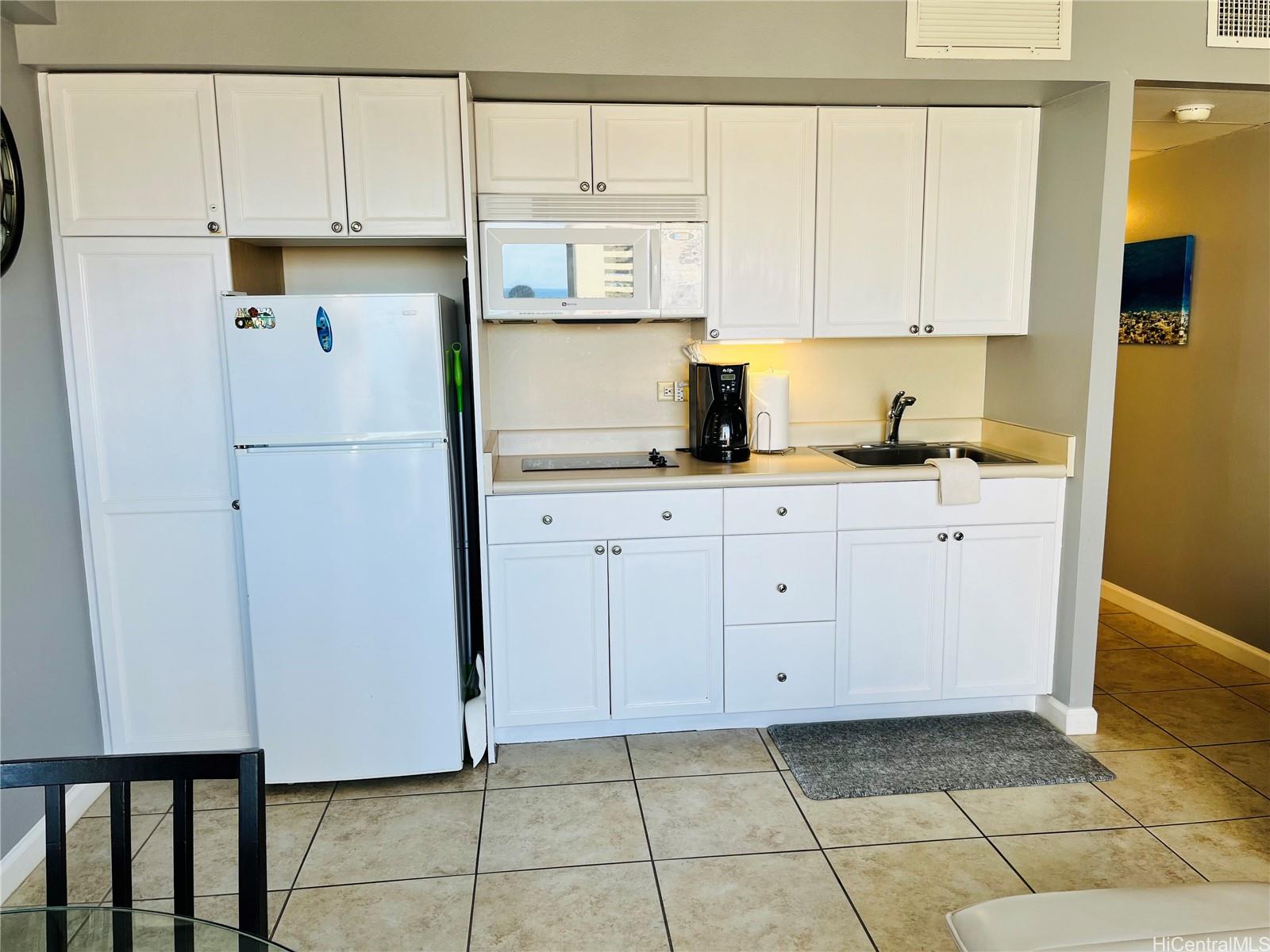 2440 Kuhio Ave Honolulu - Rental - photo 8 of 25