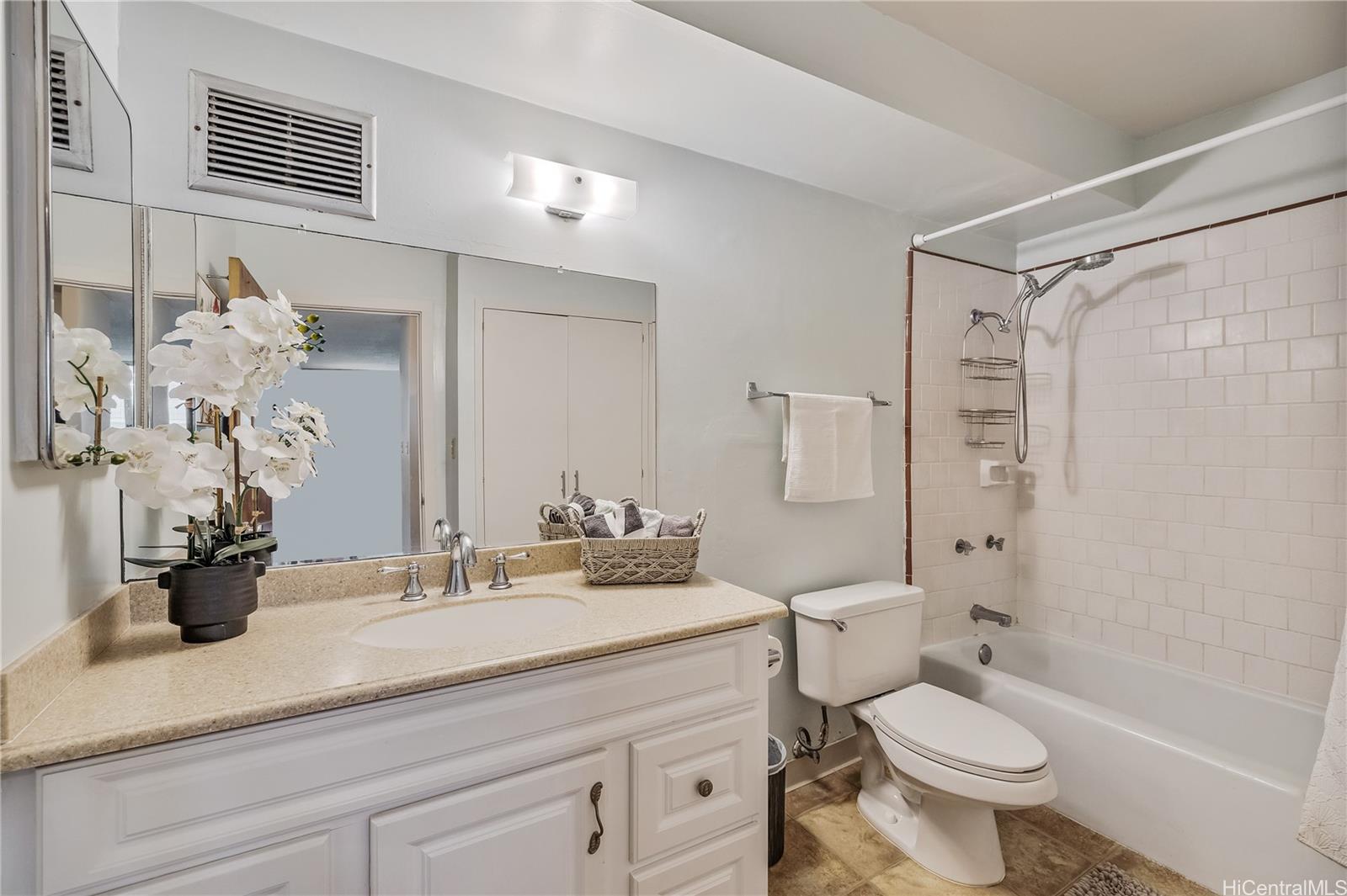 Kuhio Plaza condo # 704, Honolulu, Hawaii - photo 23 of 25