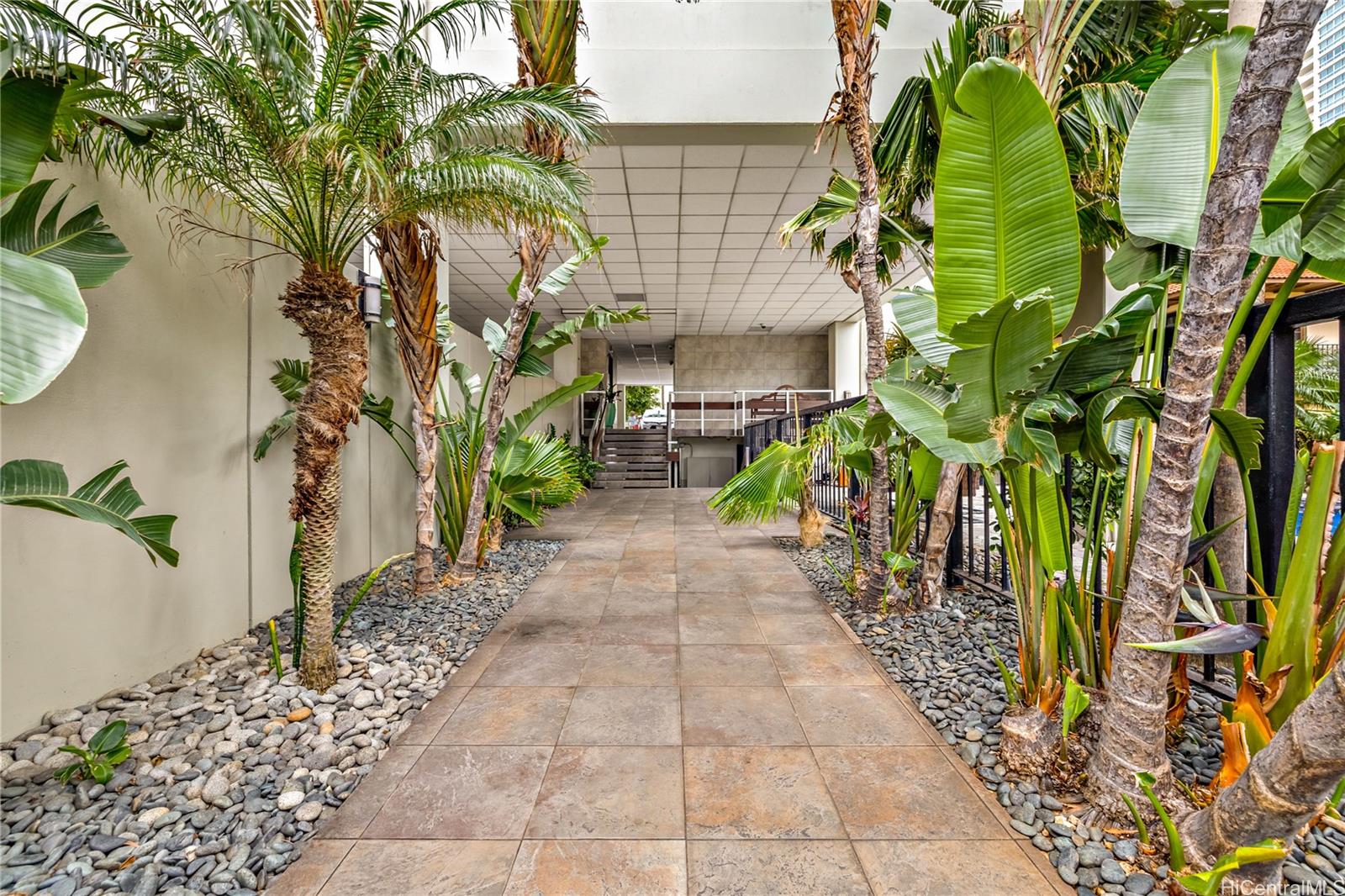 Fairway Manor condo # 403, Honolulu, Hawaii - photo 3 of 23