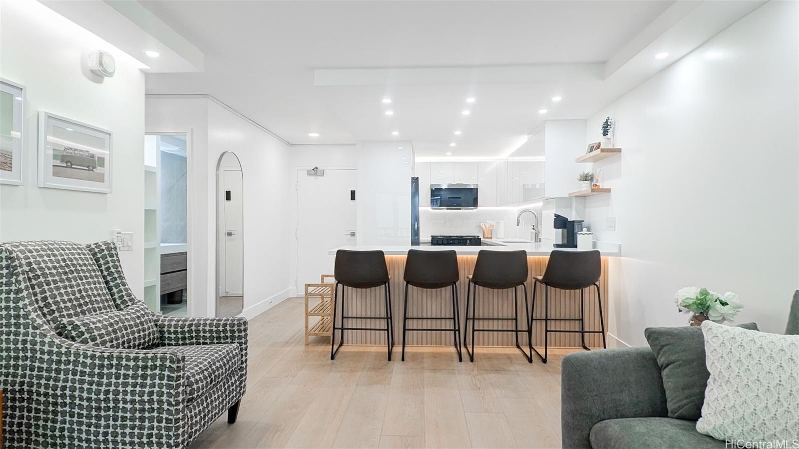 2465 Kuhio At Waikiki condo # 506, Honolulu, Hawaii - photo 2 of 24