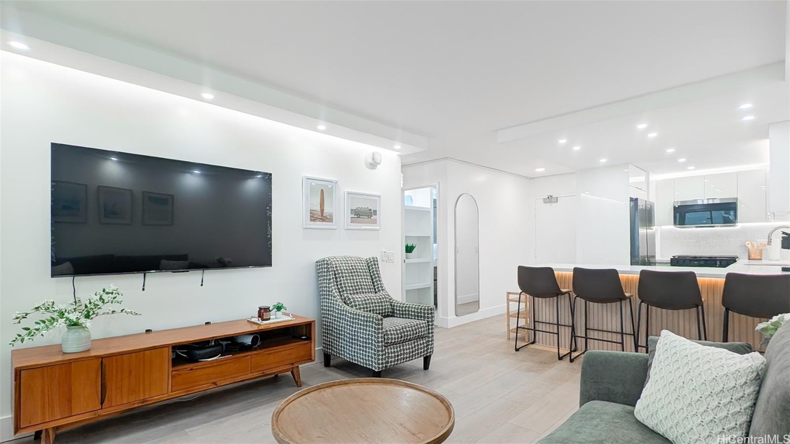 2465 Kuhio At Waikiki condo # 506, Honolulu, Hawaii - photo 3 of 24