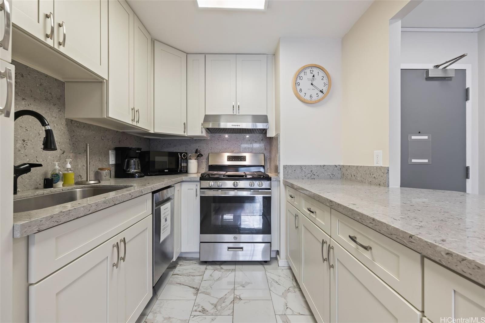 2465 Kuhio At Waikiki condo # 710, Honolulu, Hawaii - photo 4 of 25