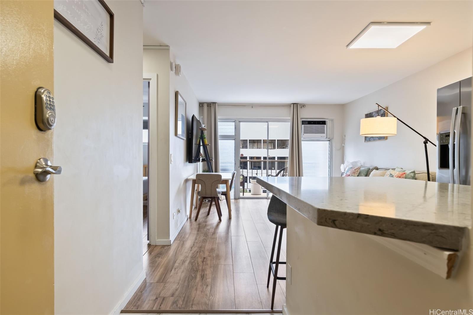 2465 Kuhio At Waikiki condo # 710, Honolulu, Hawaii - photo 5 of 25